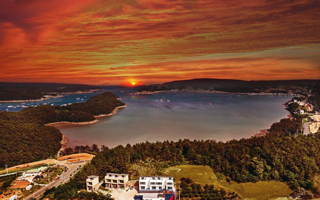 Yeosu Blooming Pension Екстер'єр фото