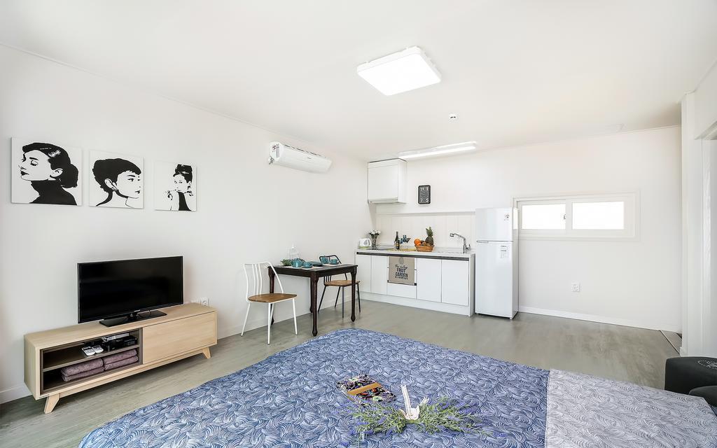 Yeosu Blooming Pension Екстер'єр фото