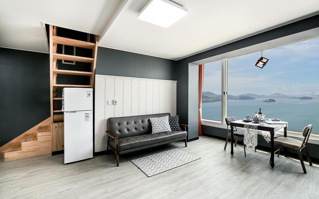 Yeosu Blooming Pension Екстер'єр фото
