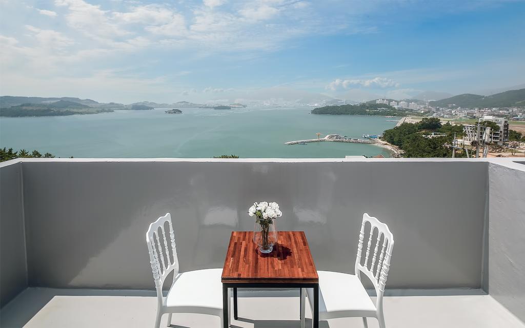 Yeosu Blooming Pension Екстер'єр фото